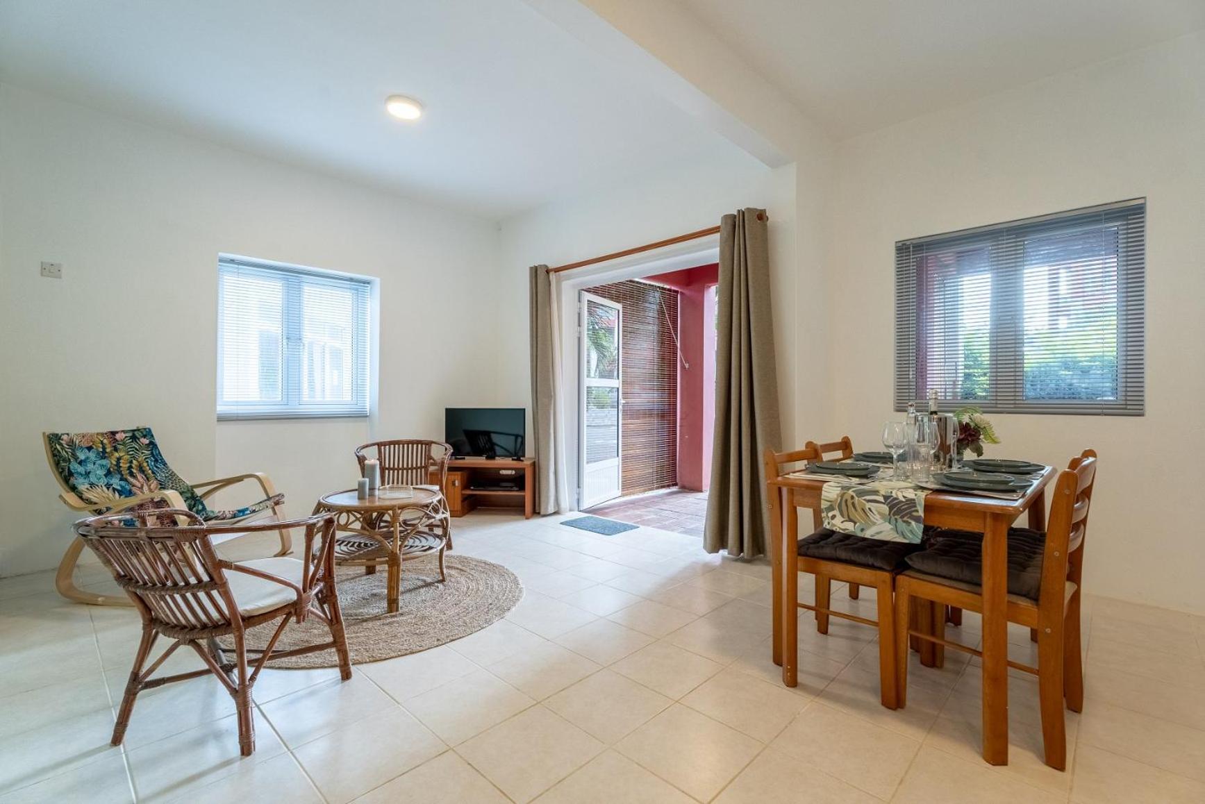 - A 300m De La Apartment